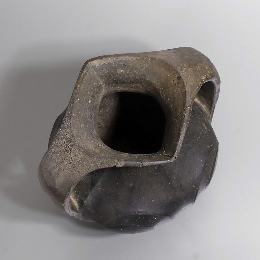 匿名配送❣️前漢　黒陶鴟鴞形壺 みみずく俑 陶芸　骨董品　美術品　陶器 匿名配送❣️前漢 黒陶鴟鴞形壺 みみずく俑 陶芸 骨董品 美術品 陶器